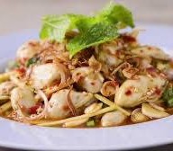 ยำมะม่วงปูม้า  ยำมาม่าหมูสับ ยำวุ้นเส้นหมูสับ  เขียวโซดา แดงโซดา น้ำผึ้งมะนาว เป็นต้น เจ้าเจ็ด