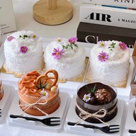 Homecafe Homlamoon ร้านสีขาวอยู่ติดถนนมีร้านไปษรณีย์อยู่คู่กันค่ะ