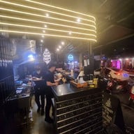 Rock Me Burgers & Bar ลอยเคราะห์