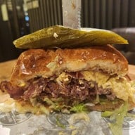 Rock Me Burgers & Bar ลอยเคราะห์