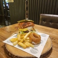 Rock Me Burgers & Bar ลอยเคราะห์