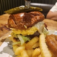 Rock Me Burgers & Bar ลอยเคราะห์