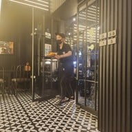 Rock Me Burgers & Bar ลอยเคราะห์