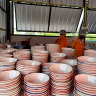 เจ๊ลั้งขว้างถ้วย