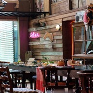 บรรยากาศ มาดาม พาเท่ห์ 2515 ถนนประจักษ์