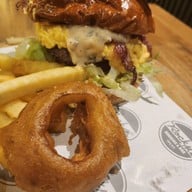 Rock Me Burgers & Bar ลอยเคราะห์