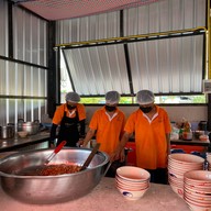 เจ๊ลั้งขว้างถ้วย