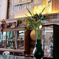 บรรยากาศ มาดาม พาเท่ห์ 2515 ถนนประจักษ์