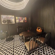 Rock Me Burgers & Bar ลอยเคราะห์