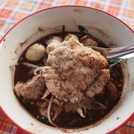 เจ๊ลั้งขว้างถ้วย