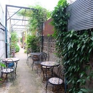 บรรยากาศ มาดาม พาเท่ห์ 2515 ถนนประจักษ์