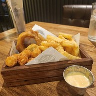 Rock Me Burgers & Bar ลอยเคราะห์