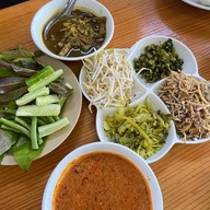 ขนมจีนป้าชื่น ราษฎร์อุทิศ (Rat Uthit)