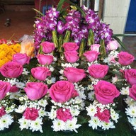 ร้านพวงมาลัย ดอกไม้ ไหว้พระ ตลาดริมสวน หนองจอก