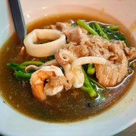 ราดหน้าพาราเมาท์ ยศเส ยศเส