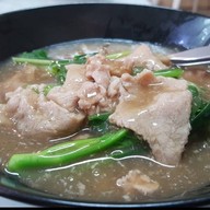 ราดหน้าพาราเมาท์ ยศเส ยศเส