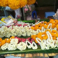 ร้านพวงมาลัย ดอกไม้ ไหว้พระ ตลาดริมสวน หนองจอก