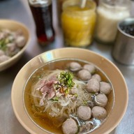 เมนูของร้าน ก๋วยเตี๋ยวลูกชิ้นเนื้อ อ้วนจ๋า