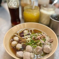 เมนูของร้าน ก๋วยเตี๋ยวลูกชิ้นเนื้อ อ้วนจ๋า