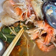 เมนูของร้าน ก๋วยเตี๋ยวทางโค้ง