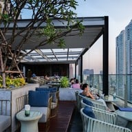 SKY On 20 (Rooftop Bar) Novotel Bangkok Sukhumvit 20