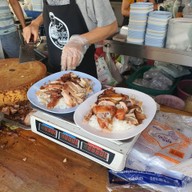 เหน่ง หมูอบโอ่ง ตลาดเมืองใหม่