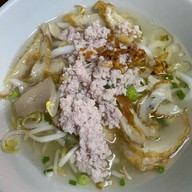 ก๋วยเตี๋ยวหมูบ้านบึง (เจ้าเก่า) หน้าโรงแรมชัยเจริญ