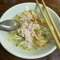 ก๋วยเตี๋ยวหมูบ้านบึง (เจ้าเก่า) หน้าโรงแรมชัยเจริญ