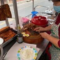 ข้าวหมูแดงบ้านแซ่