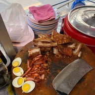 ข้าวหมูแดงบ้านแซ่