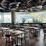 Greyhound Café EmQuartier