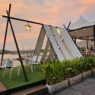 แจ็คกี้ ซีฟู้ด อิมแพ็ค เลคฟร้อนท์, ริมทะเลสาบเมืองทองธานี