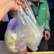 แมวแซ่บ ยำลูกชิ้นปลา น้ำยำพริก 2 สวน ซอยศรีบุญเรือง1 ปากซอยสงวน13