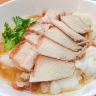 ก๋วยจั๊บข้าวหมูแดง