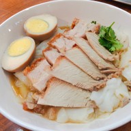 ก๋วยจั๊บข้าวหมูแดง