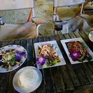 BLACKBEACH อาหารตามสั่ง แซลม่อนสด ของทานเล่น ตลาดเฟิร์สวันตลาดพลู