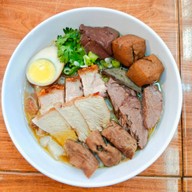 ก๋วยจั๊บข้าวหมูแดง