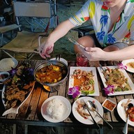 BLACKBEACH อาหารตามสั่ง แซลม่อนสด ของทานเล่น ตลาดเฟิร์สวันตลาดพลู