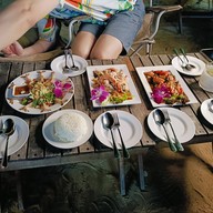 BLACKBEACH อาหารตามสั่ง แซลม่อนสด ของทานเล่น ตลาดเฟิร์สวันตลาดพลู