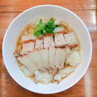 ก๋วยจั๊บข้าวหมูแดง