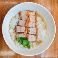 ก๋วยจั๊บข้าวหมูแดง