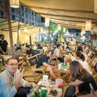 BLACKBEACH อาหารตามสั่ง แซลม่อนสด ของทานเล่น ตลาดเฟิร์สวันตลาดพลู