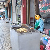 หน้าร้าน กล้วยปิ้ง อำไพ