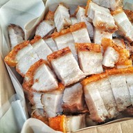 ปัญ หมูกรอบ หมูแดง กาญจนบุรี