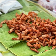 หมูทอดนายอาร์ม ตลาดสุนีย์เฟลียร์มาร์เก็ต