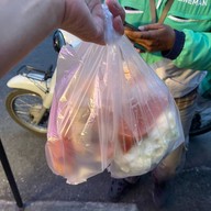 แมวแซ่บ ยำลูกชิ้นปลา น้ำยำพริก 2 สวน ซอยศรีบุญเรือง1 ปากซอยสงวน13