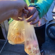 แมวแซ่บ ยำลูกชิ้นปลา น้ำยำพริก 2 สวน ซอยศรีบุญเรือง1 ปากซอยสงวน13