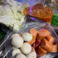 แมวแซ่บ ยำลูกชิ้นปลา น้ำยำพริก 2 สวน ซอยศรีบุญเรือง1 ปากซอยสงวน13