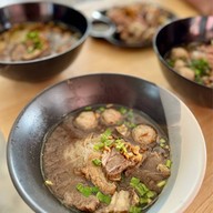 เมนูของร้าน ก๋วยเตี๋ยวเรือสามสมุทร ซ.กระทิงแดง กระทิงแดง