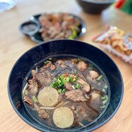 เมนูของร้าน ก๋วยเตี๋ยวเรือสามสมุทร ซ.กระทิงแดง กระทิงแดง